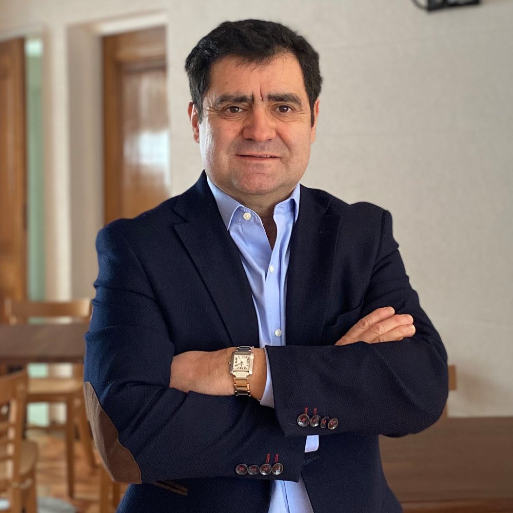 Máximo Picallo, presidente de la Asociación Chilena de Gastronomía (ACHIGA). Hombre de mediana edad cruzando los brazos. Viste camisa color celeste y chqueta formal azul marino oscuro.